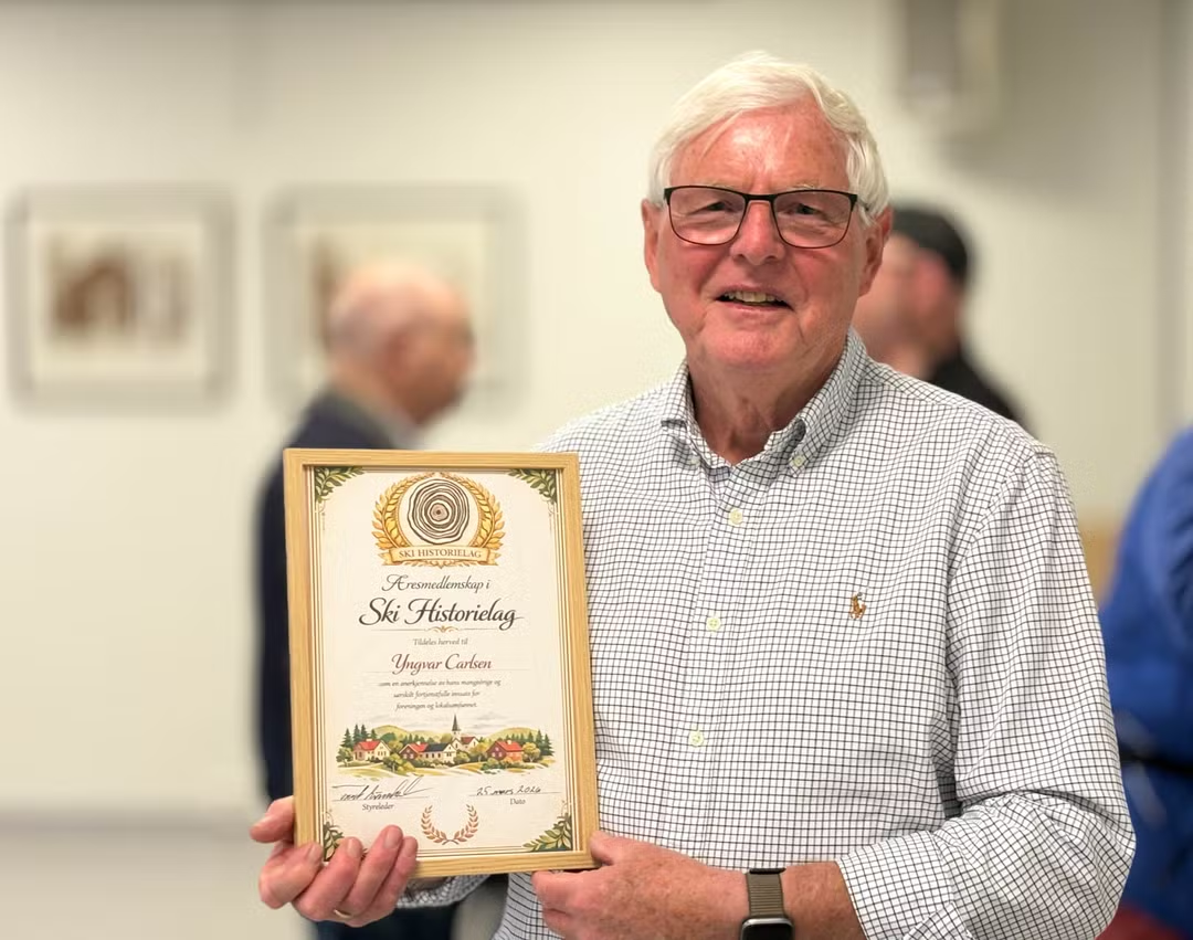 Artikkelbilde til artikkelen Yngvar Carlsen får beviset på æresmedlemskapet